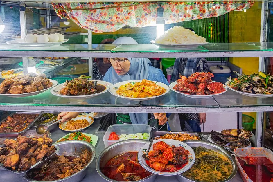 Warung makan sederhana dengan hidangan lokal di Pulau Muna