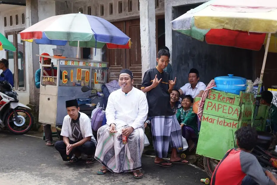 Suasana warung tradisional dan kafe modern di Pulaumuna
