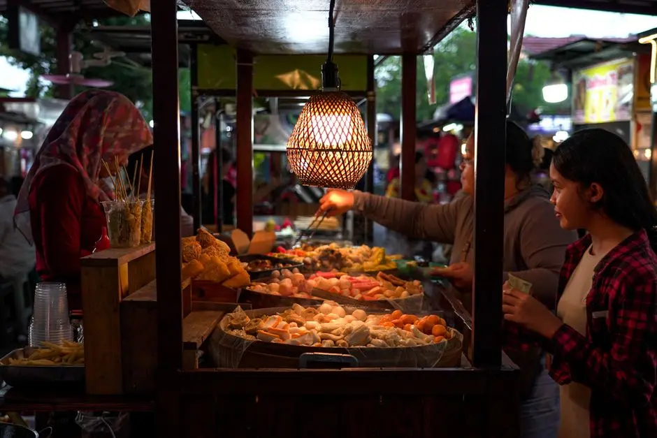 Suasana warung makan tradisional di Pulaumuna dengan meja kayu dan piring saji berisi coto dan sate klopo